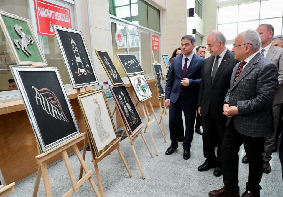 Vali Erol, hükümlüler tarafından üretilen el sanatları ürünleri sergisinin açılışına katıldı