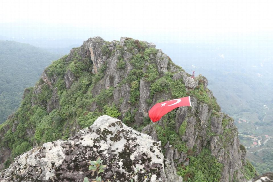 Türk bayrağı ile Ordu’yu selamladılar