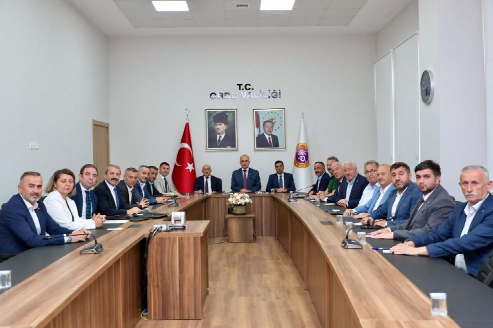 VALİ EROL, BELEDİYE BAŞKANLARI İLE BİR ARAYA GELDİ
