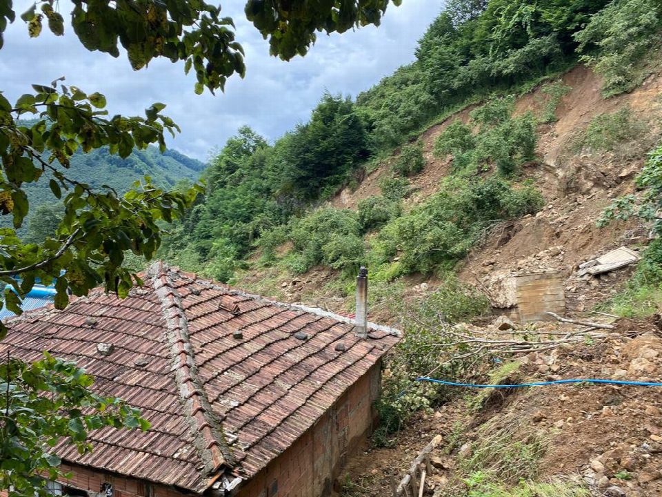 Çamaş’ta son yılların en büyük heyelanlarından biri meydana geldi