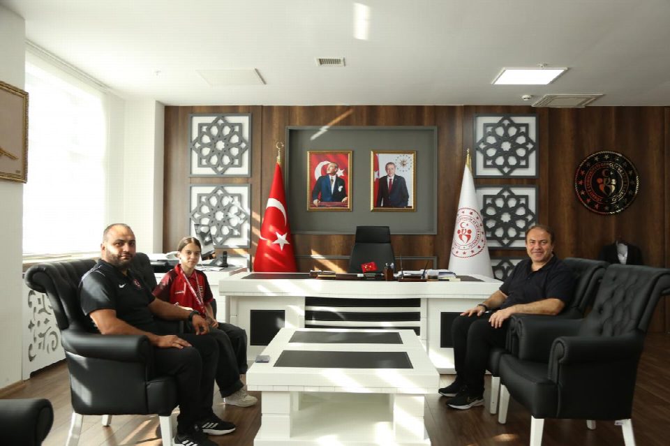 TÜRKİYE 3.SÜ ÖYKÜ ÖZÇELİK’TEN MUSTAFA GENÇ’E ZİYARET