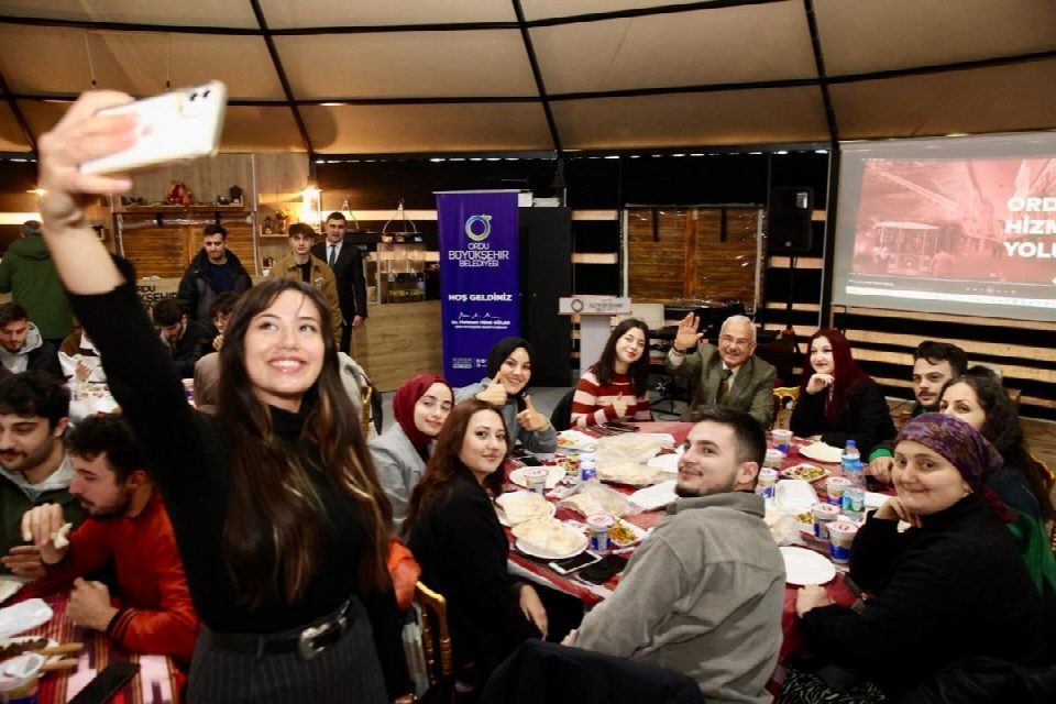 Gençlerin başkanı Hilmi Güler "Başkan Güler, Ordu Üniversitesi öğrencileri ile bir araya geldi"