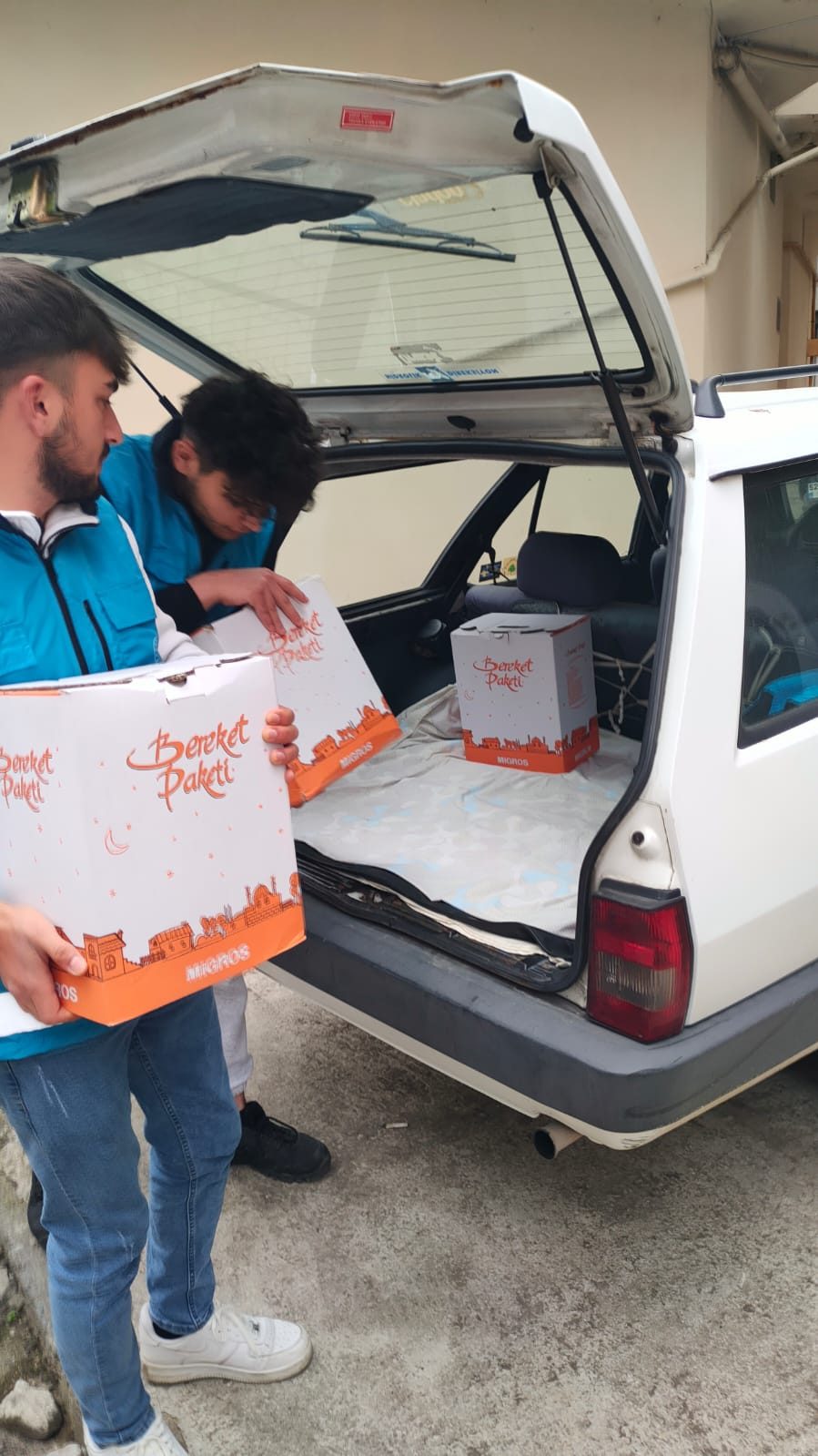 Üniversite öğrencileri ihtiyaç sahibi ailelere Ramazan kolisi dağıttı