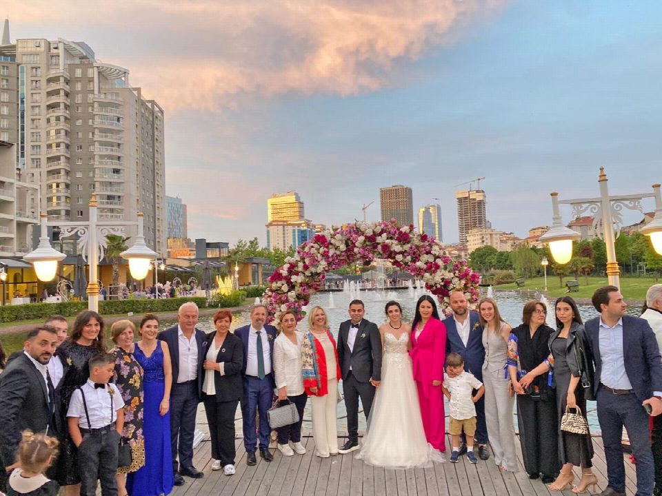 İyi ve Irmak ailelerinin en mutlu günü... Esra ile Erem hayatlarını birleştirdiler