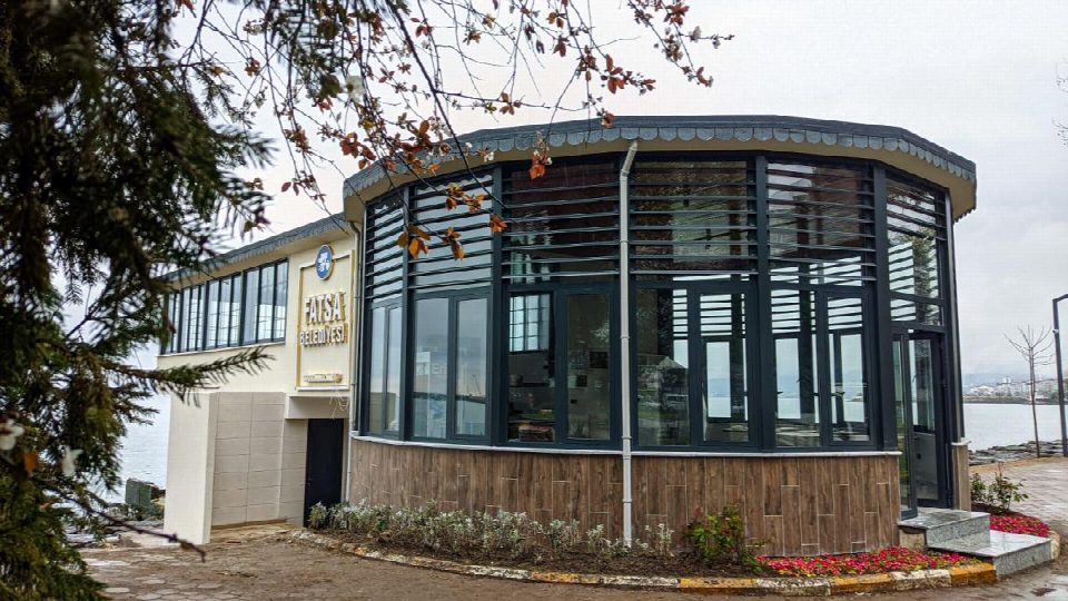 Kitap kafe açılış için gün sayıyor
