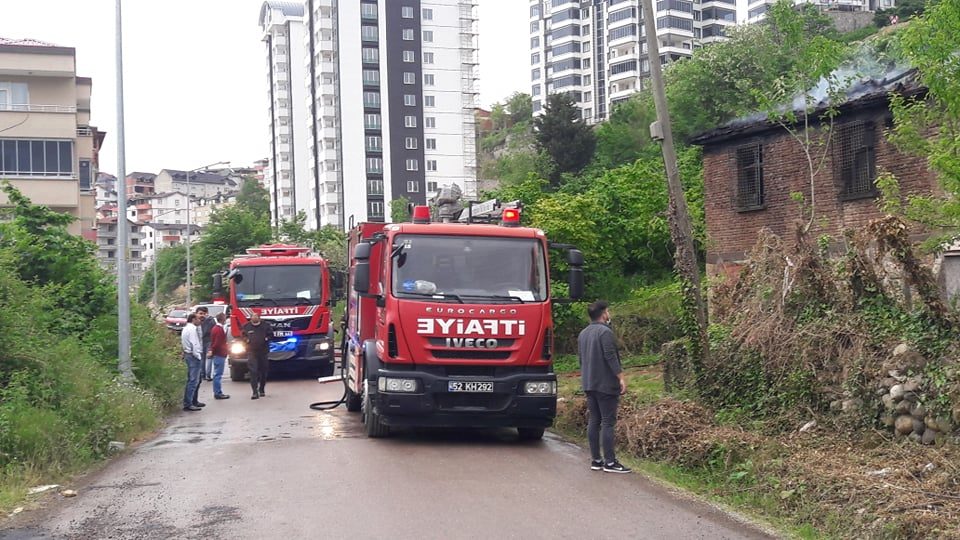 Metruk bina yandı