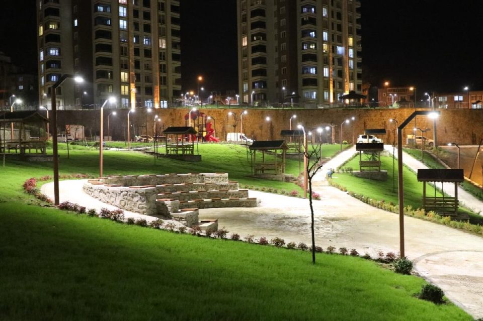 Erguvan park göz kamaştırdı