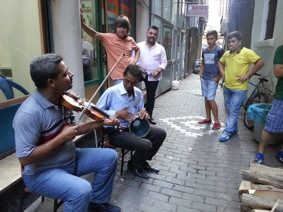 Sokak çalgıcıları eğlendiriyor