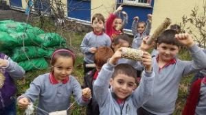 FATSA'DA ÖĞRENCİLERDEN KUŞLARA YEM