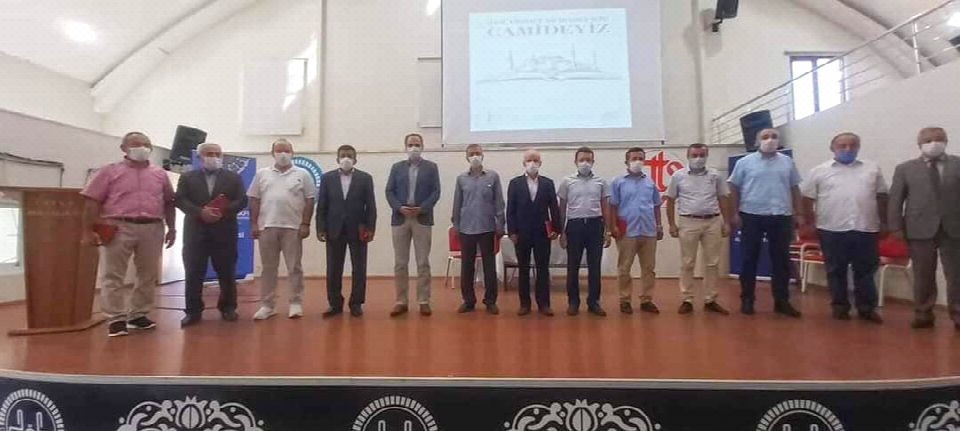 Emekli din görevlilerine plaket verildi