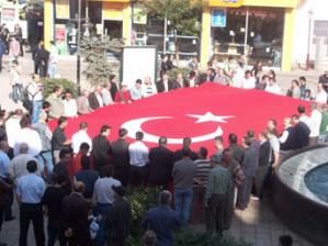 ÜLKÜ OCAKLARINDAN DEV TÜRK BAYRAĞI İLE PROTESTO