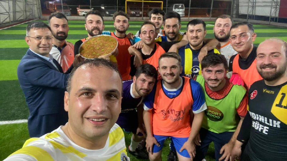 Başkan Kibar, gençlerle halı sahada buluştu