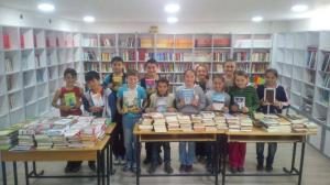 BEYREK AİLESİNDEN KUMRUDAKİ OKULLARA BİN 500 KİTAP