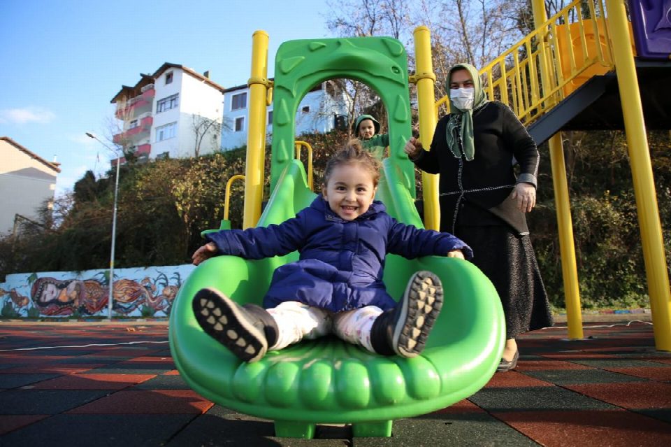 Yalıköy’ün rengârenk yeni çocuk oyun parkı göz kamaştırıyor