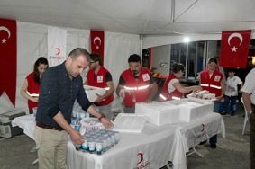 Türk Kızılay'ı Fatsa Şubesi Demokrasi Nöbetçilerine ikramda bulundu