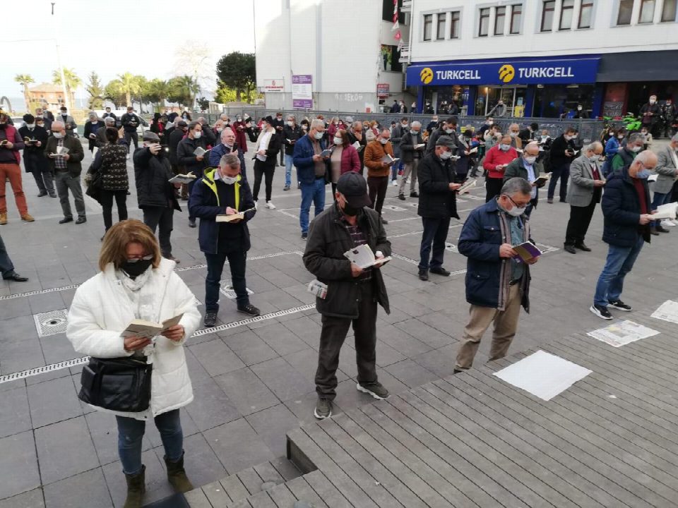 Çıplak ayakla kitap okuma eylemi 100. gününü tamamladı