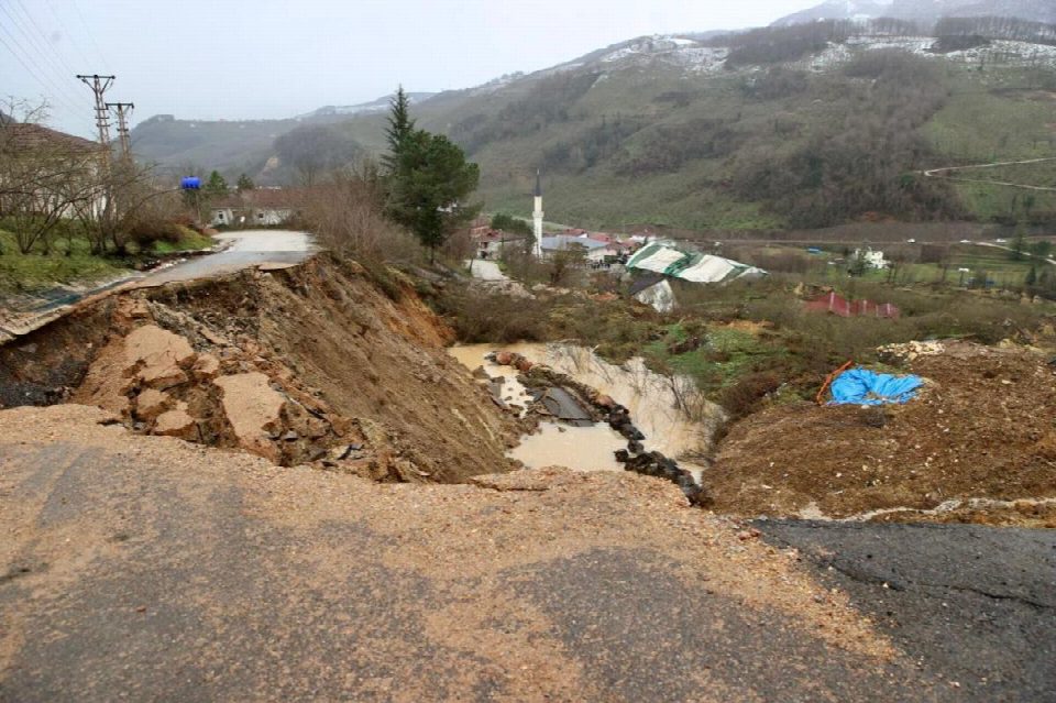 Başkan Güler heyelan bölgesinde