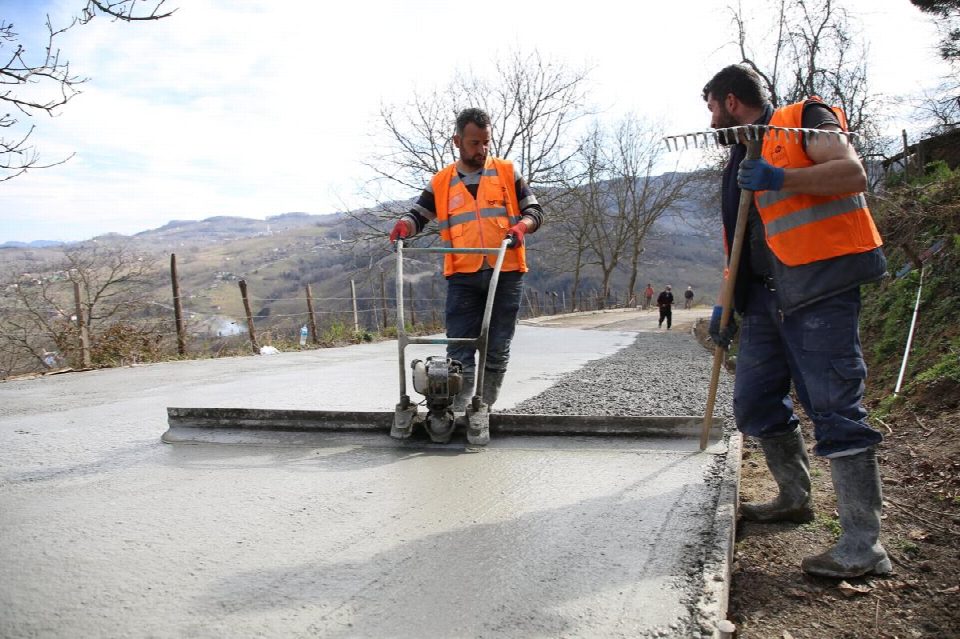 Fatsa kırsalında hem ulaşım ağı genişliyor, hem de kalitesi artıyor