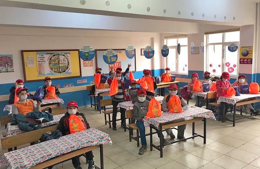 Fatsa'lı İş İnsanından örnek davranış... Bilgisayar ve Kırtasiye yardımında bulundu