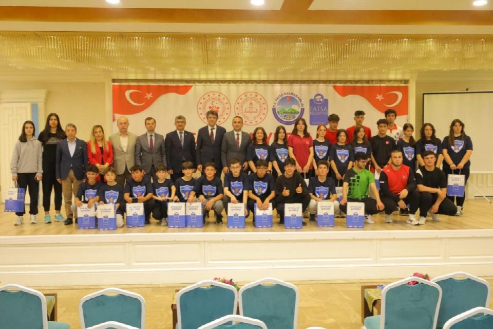 Şehrin yıldız gençleri ödüllendirdi