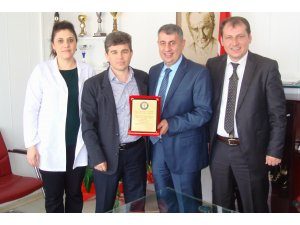 SAĞLIK-SEN’DEN BAŞHEKİM ERİŞMİŞ’E PLAKET