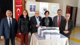 Prof. Dr. Oktay Güvemli kitabını imzaladı