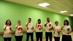 Hastane çalışanları işaret dili ile şarkı söyleyip organ bağışının önemine dikkat çektiler