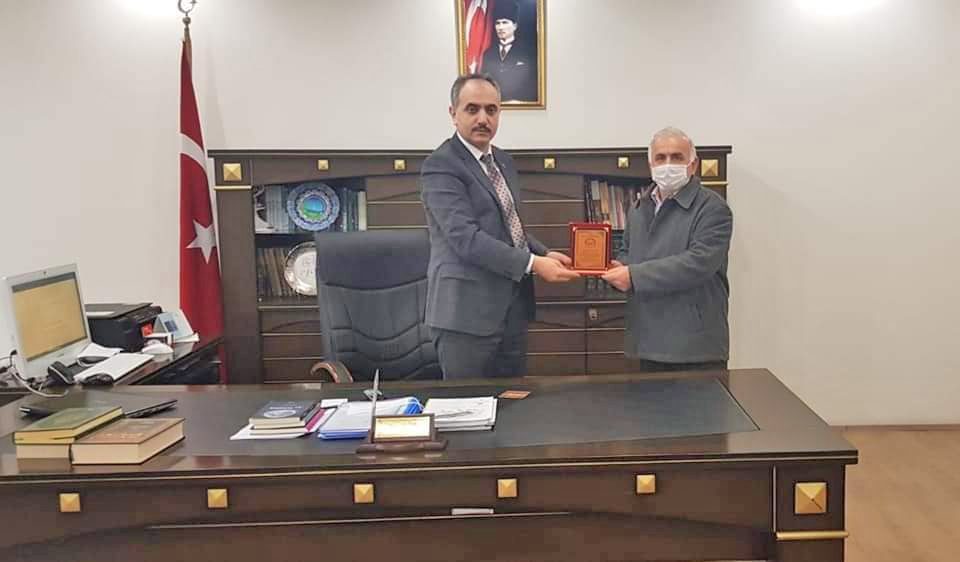 Emekli olan hocalara plaket verildi