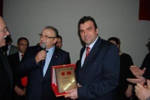 TEŞEKKÜR PLAKETİ VERDİ