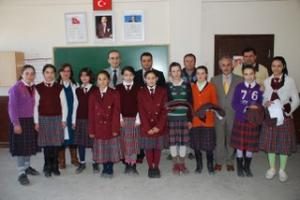 ÖĞRENCİLER KIYAFETLERLE SEVİNDİRİLDİ