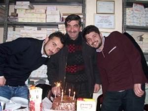 MUHABİRİMİZ AHMET ALTAY 25. YAŞ GÜNÜNÜ İŞ ARKADAŞLARI İLE PASTA KESEREK KUTLADI
