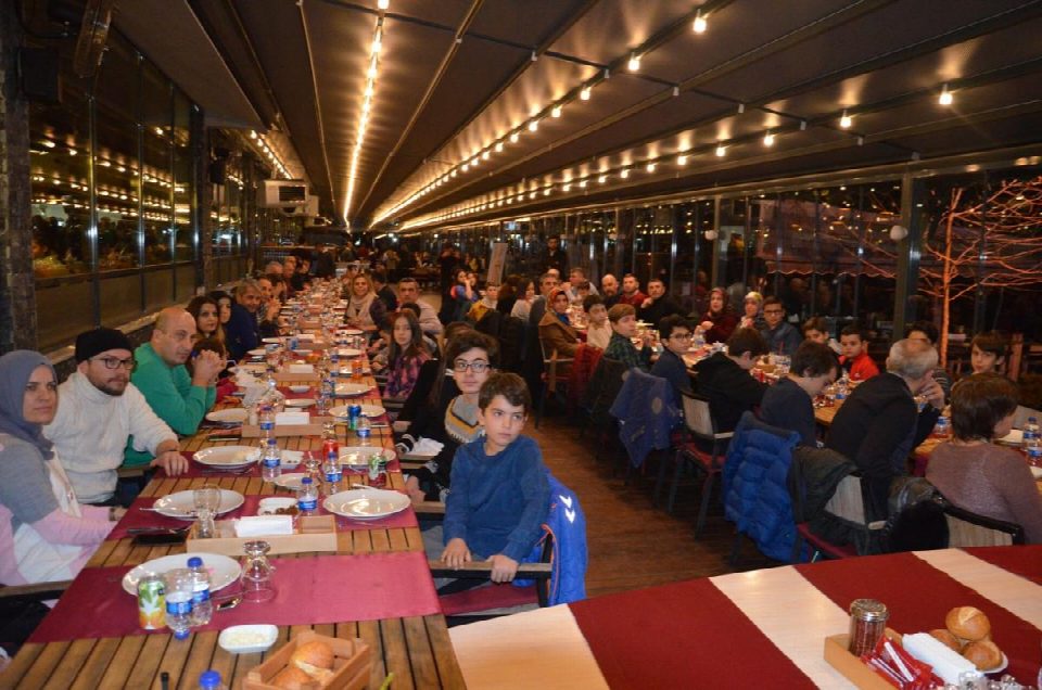 Fatsalı dev adamlar yemekte buluştu