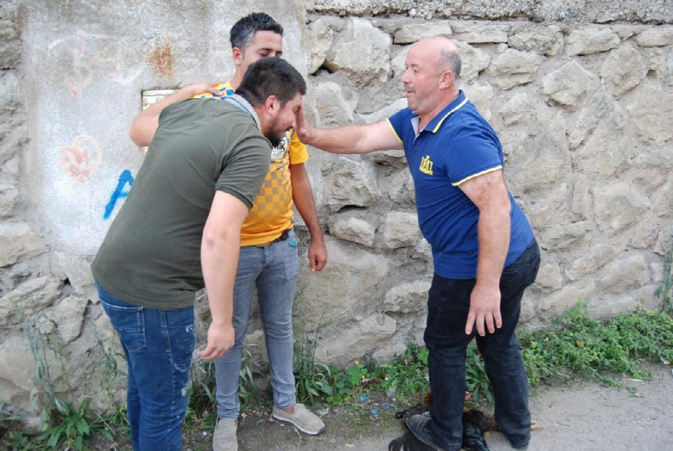 Adağını keserek omuzlarda stada girdi