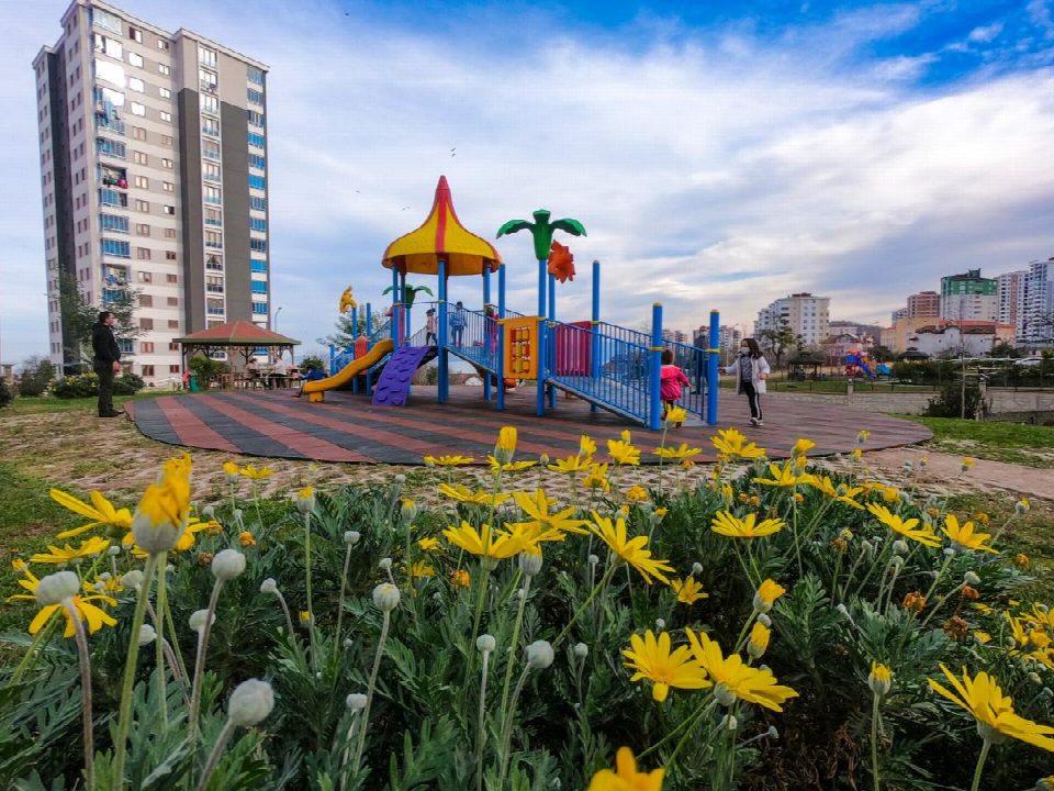 Fatsa Belediyesi, yeşil alan sayısını artırarak çocuklara güvenli parklar yapıyor