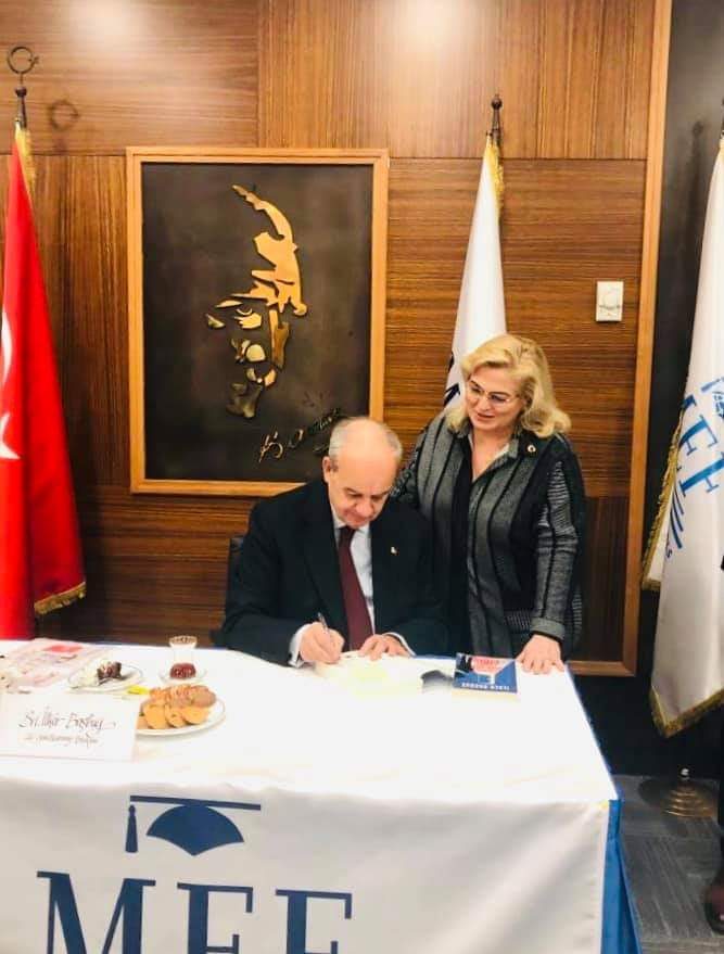 Nimet Koç, İlker Başbuğ’un imzalı kitabını aldı