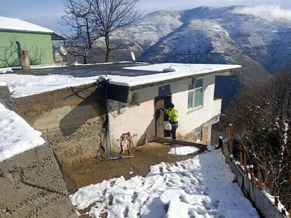 Büyükşehir, ihtiyaç sahiplerinin elinden tutmaya devam ediyor
