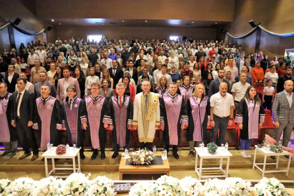 Üniversitemiz Fakülte ve Meslek Yüksekokullarının Mezuniyet Törenleri Gerçekleştirildi