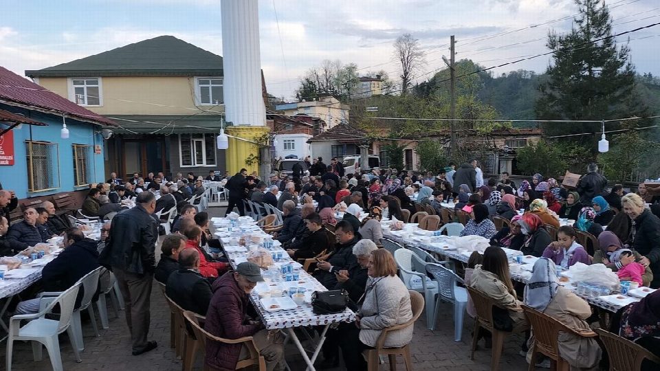 Kayaca mahallesinde iftar yemeği verildi