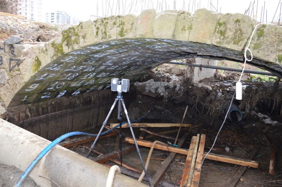ÜNYE’DE YOL ÇALIŞMALARINDA BULUNAN TARİHİ TAŞ KÖPRÜ RESTORE EDİLECEK