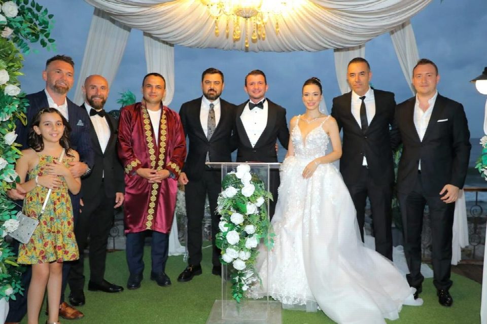 Kübra Erarslan ile Av. Adnan Tellice Dünya evine girdi
