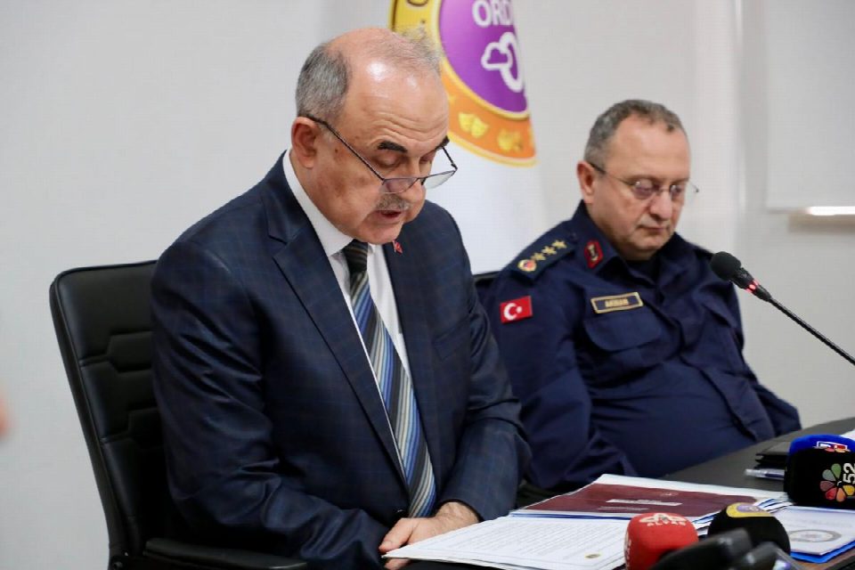 Vali Erol, “Çok büyük risk altında arama kurtarma çalışmaları yapılıyor”