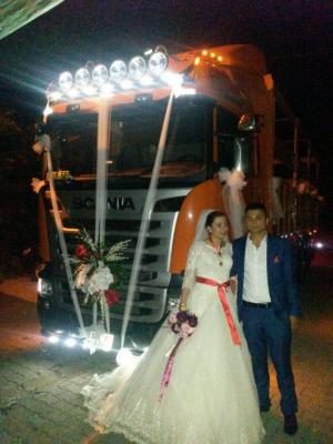 Kamyonunu gelin arabası yaptı