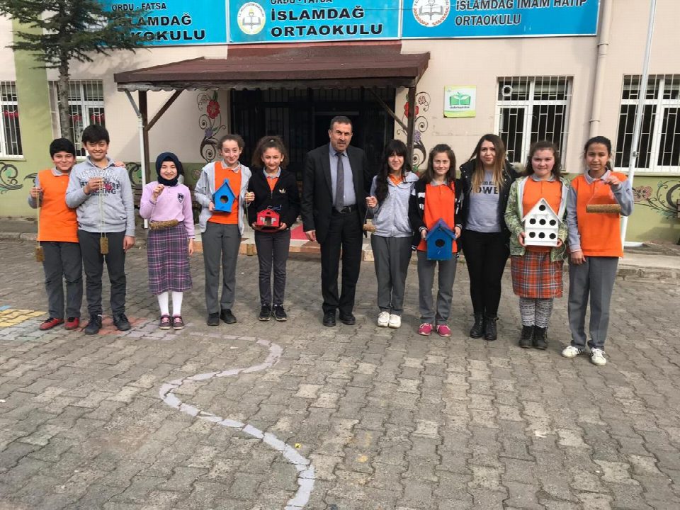 Sokak hayvanlarını sıcak yuva ile buluşturdular