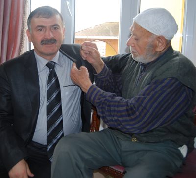 Madeni Eşya Sanatkarları Derneği Başkanı Ayhan Baş, kurucu üye bakırcı ustası Meti Usta'yı (Meti Özcan) ziyaret ederek hayır duasını aldı
