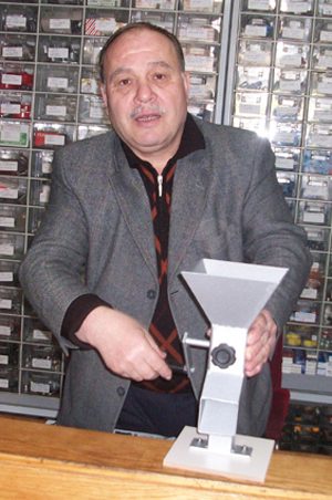 KARADENİZLİ YİNE ZEKÂSINI KONUŞTURDU; SERİ FINDIK KIRMA MAKİNESİ