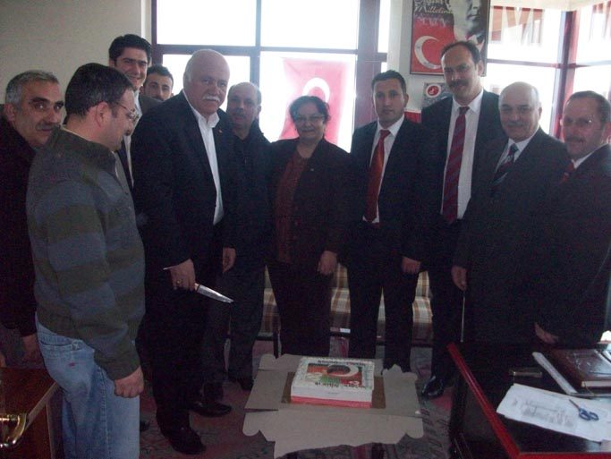 SEÇİM SONUÇLARINI PASTA KESEREK KUTLADILAR