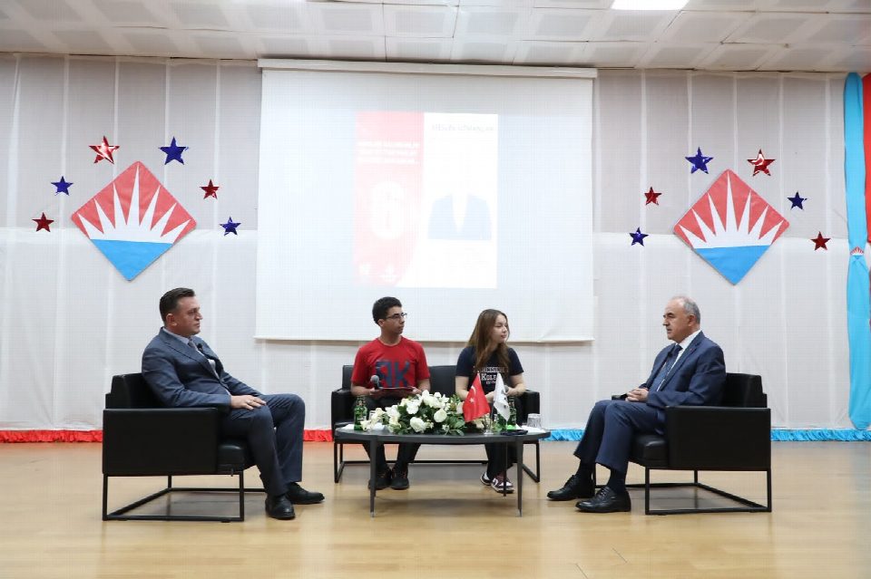 Vali Erol, öğrencilerle tecrübelerini paylaştı
