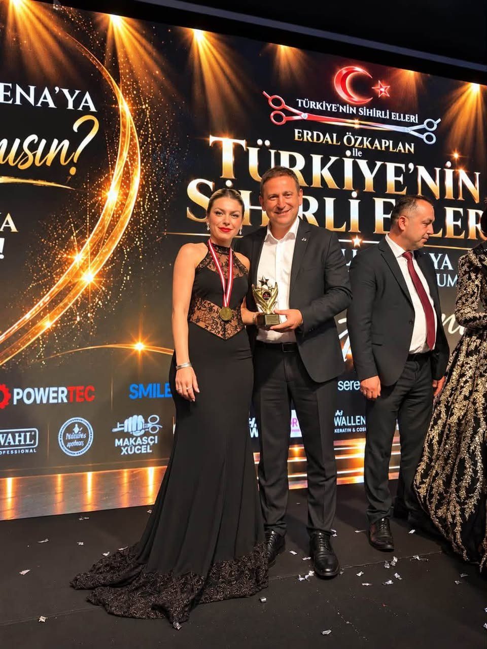 Fatsalı güzellik eğiticisi Filiz Serdar’a Antalya’da plaket takdim edildi