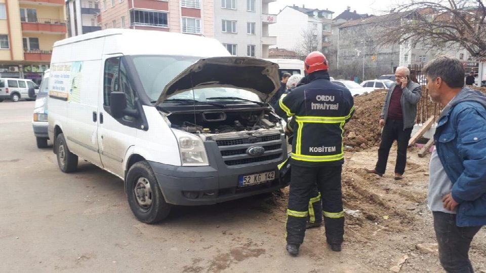 MOTORA SIKIŞAN KEDİ KURTARILDI