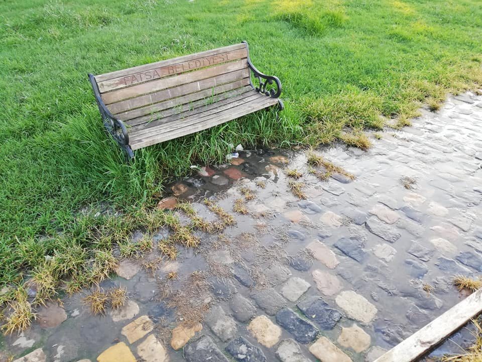 Günlerdir lağım akıyor!...